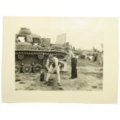 Foto del tanque alemán Pz 3 siendo reparado por su tripulación